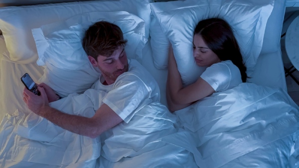 How to Check Boyfriend's Text Messages for Free