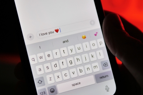 How To See Someone Else's iMessages On Your Phone Without Them Knowing